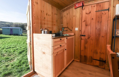 Dumfries Cottage | MAQUESSA SHEPHERD'S HUT, romantic, with a garden in Dumfries