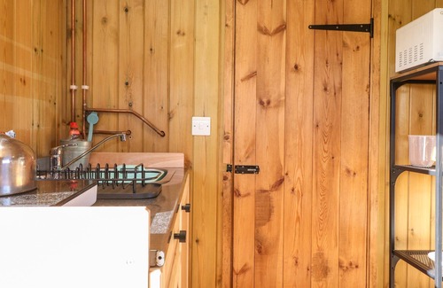 Dumfries Cottage | MAQUESSA SHEPHERD'S HUT, romantic, with a garden in Dumfries