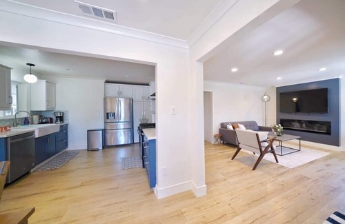Redwood City House | @ Marbella Lane - Vibrant 4BR RWC | Ldry + P