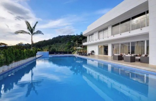 El Poblado Villa | MARBLE POOL MANSION 12 BEDROOM BUTLER JACUZZI