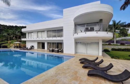 El Poblado Villa | MARBLE POOL MANSION 12 BEDROOM BUTLER JACUZZI