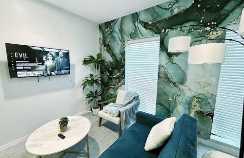 Downtown Des Moines Apartment | Marbled Shores Hideaway (239)