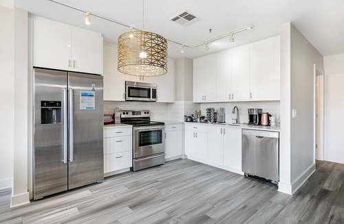 Central Business District Hotel | Mardi Gras Suites NOLA's 4BR Elegance