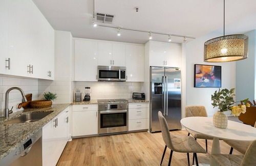 Central Business District Hotel | Mardi Gras Suites NOLA's 4BR Elegance