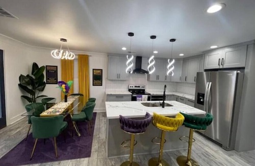 Plum Orchard House | MardiGras Modern 4bedrm Home Wi-Fi free parking