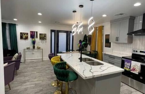 Plum Orchard House | MardiGras Modern 4bedrm Home Wi-Fi free parking