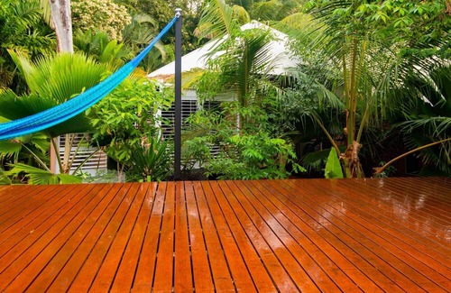 Horseshoe Bay House | Marguerites on Magnetic Polynesian Cabana