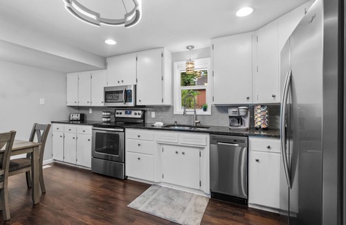 Grove House | Marina Breeze: Lake View> Central To Grove & Grand
