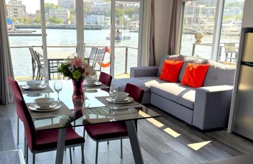 Lower Town Boat Rental | Marina Port de Québec 1 - Maison flottante