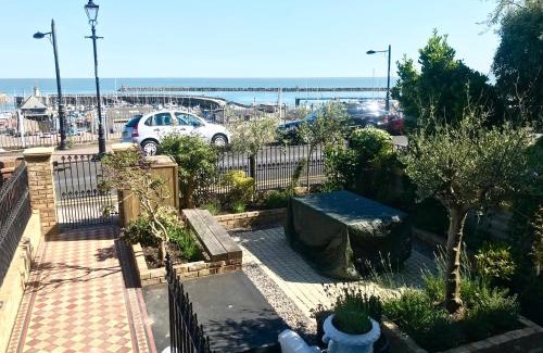 Ramsgate House | Marina Retreat - Stunning 4 bedroom, 3 bathroom house with harbour views!