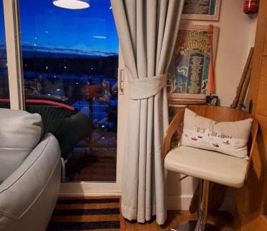 East Cowes Apartment | Marina View South Facing Balcony Sunny Apartment