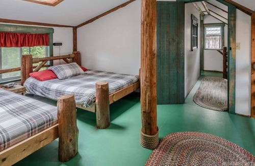 Bamfield House | Mariner Cottage - 8 Acre Waterfront Estate w/Dock