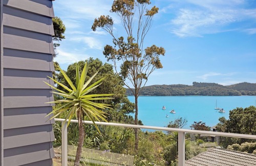 Parekura Bay House | Mariner's Lookout-Parekura Bay 3 bedroom house with separate sleepout