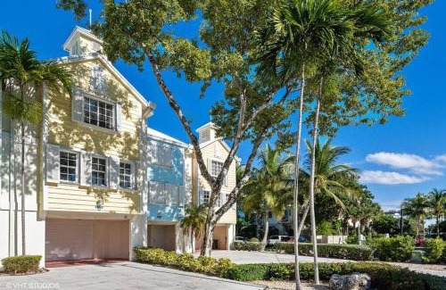 Rock Harbor House | Mariners 210 Great Location with Marina Views
