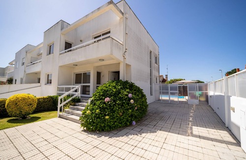 Marinhas House | Marinhas Esposende - Moradia V4 com piscina junto à praia by House and People pt Travessa Fra