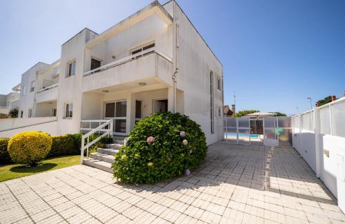 Marinhas House | Marinhas Esposende - Moradia V4 com piscina junto à praia by House and People