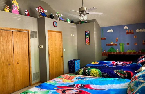 Garfield Ridge House | ⭐️ Mario's Pad ⭐️ Hot tub, Spa,Arcade 20 mins to city center 5 king beds