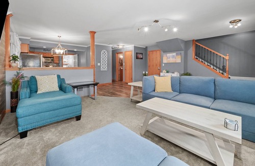 Garfield Ridge House | ⭐️ Mario's Pad ⭐️ Hot tub, Spa,Arcade 20 mins to city center 5 king beds