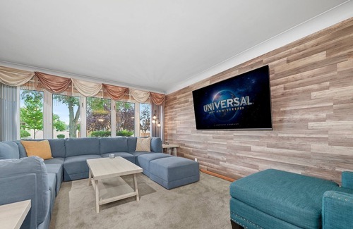 Garfield Ridge House | ⭐️ Mario's Pad ⭐️ Hot tub, Spa,Arcade 20 mins to city center 5 king beds