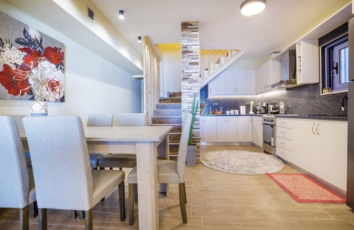 Skafidia House | Maritinas Stone House On The Beach, Katakolon, Greece
