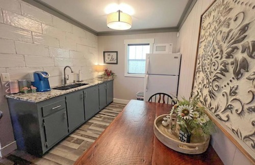 Santa Fe Apartment | MARK TWAIN LAKE STUDIO CABIN & OUTDOOR HANGOUT