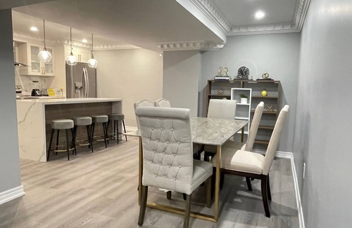 Markham Apartment | Markham Comfort Stay – 3 King Beds, 2 Baths, Close to Golf & Trails
