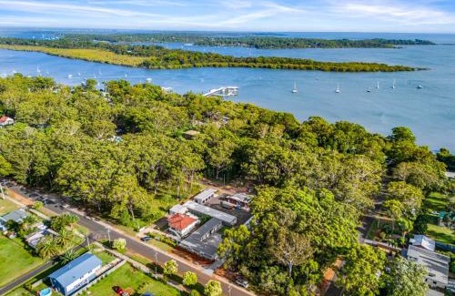 Brisbane Waterfront Hotel | Marley's Place - Motel Russell Island