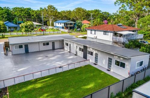 Brisbane Waterfront Hotel | Marley's Place - Motel Russell Island