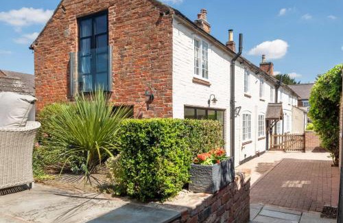 Loughborough House | Marsh Mallow Cottage - Hot Tub Packages Available