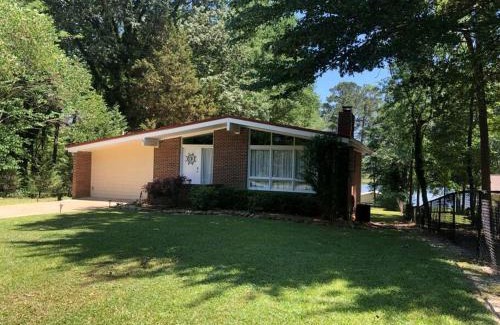 Guntersville House | Marshall County Lake Escape: Pet-Friendly Rental with Boat Slip for Big Groups on Guntersville Lake