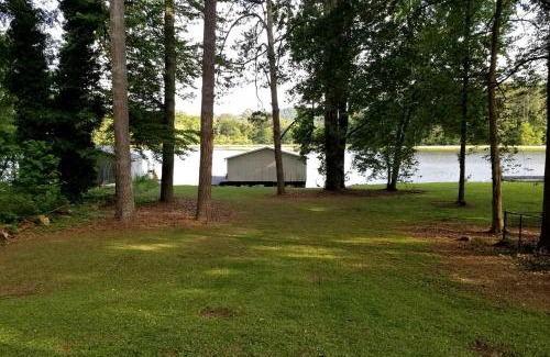 Guntersville House | Marshall County Lake Escape: Pet-Friendly Rental with Boat Slip for Big Groups on Guntersville Lake