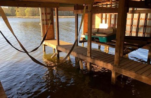 Guntersville House | Marshall County Lake Escape: Pet-Friendly Rental with Boat Slip for Big Groups on Guntersville Lake