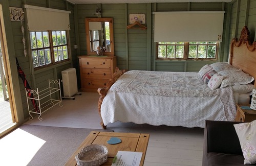 New Holland Cabin | Marshland Alpacas Glamping Lodge