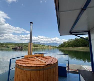 Liptovsky Trnovec Boat Rental | Marský Vlk - zážitkový houseboat a wellness