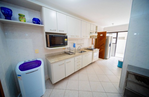 Praia do Morro Apartment | MARTHA SCHWANTZ 102 BUILDING, 4 BEDROOM APARTMENT - 2 garages 200m FROM MORRO BEACH.