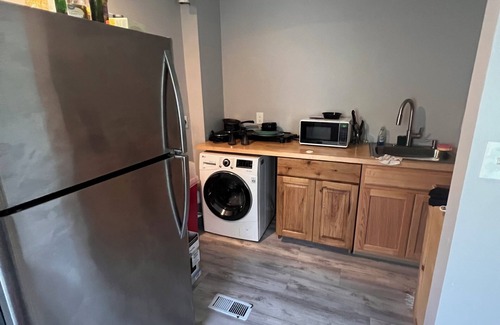 Bridgeview/Greenlawn House | Marvelous 3-bedroom house in Baltimore with WiFi, AC, Smart TV. Travel Royally!