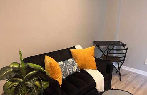 Bridgeview/Greenlawn House | Marvelous 3-bedroom house in Baltimore with WiFi, AC, Smart TV. Travel Royally!