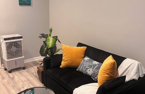 Bridgeview/Greenlawn House | Marvelous 3-bedroom house in Baltimore with WiFi, AC, Smart TV. Travel Royally!