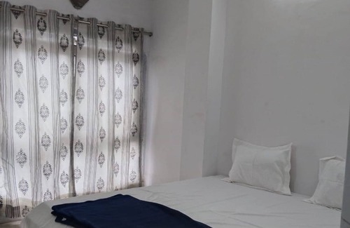 Bhopal Hotel | Marvelous 5-bedroom hotel with WiFi nDaily &Monthly RoomsnNear Nadra Bus Stand