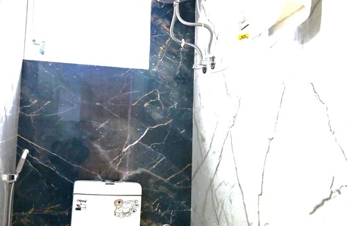 Burwa Hotel | Marvelous 5-bedroom hotel with WiFi in Manali