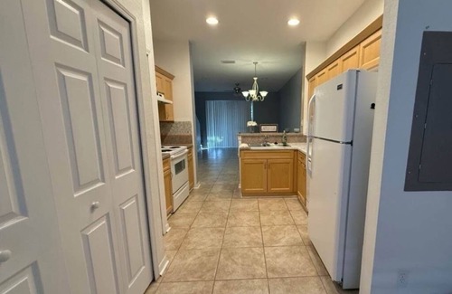 Riverview House | Marvelous townhome! Free Wifi & AC in Riverview - Master Bedroom