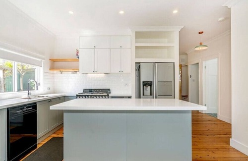 Wangi Wangi House | Marvins and Maceys - watch the boats float by