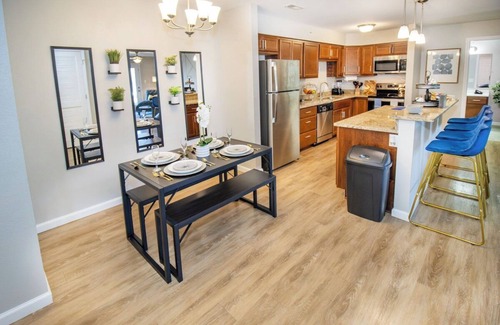 Newburgh Apartment | Mary - C · Central, Floor Level 2bd/2ba Apt w/Pool & WiFi