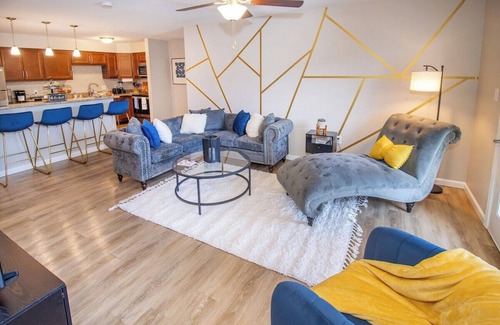 Newburgh Apartment | Mary - C · Central, Floor Level 2bd/2ba Apt w/Pool & WiFi