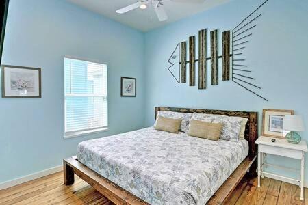 Port Aransas House | Mary Lou's Hideout (11th St Bungalows #19)