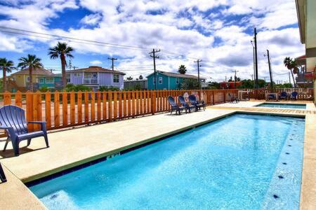 Port Aransas House | Mary Lou's Hideout (11th St Bungalows #19)