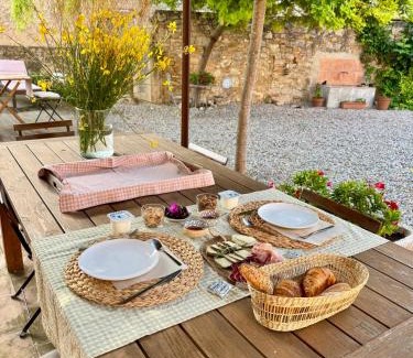 Avinyonet de Puigventos Bed & Breakfast | Mas Camins