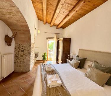 Avinyonet de Puigventos Bed & Breakfast | Mas Camins