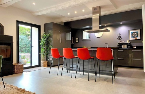 Entraigues-sur-la-Sorgue House | Mas de village au calme