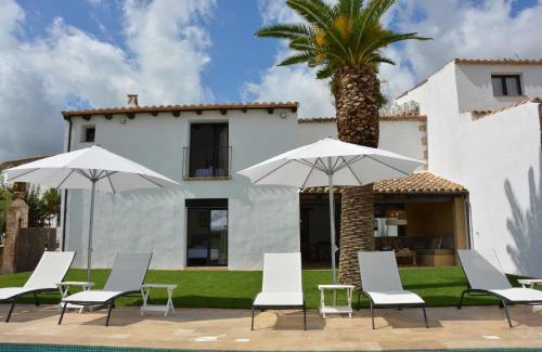 Viladellops Villa | Masia Las Moreras autenticidad renovada 100 porcien a 10 minutos de Sitges en coche 12 huespedes Piscina Aire Aconc 6 Suites Apertura 15 Julio 2025